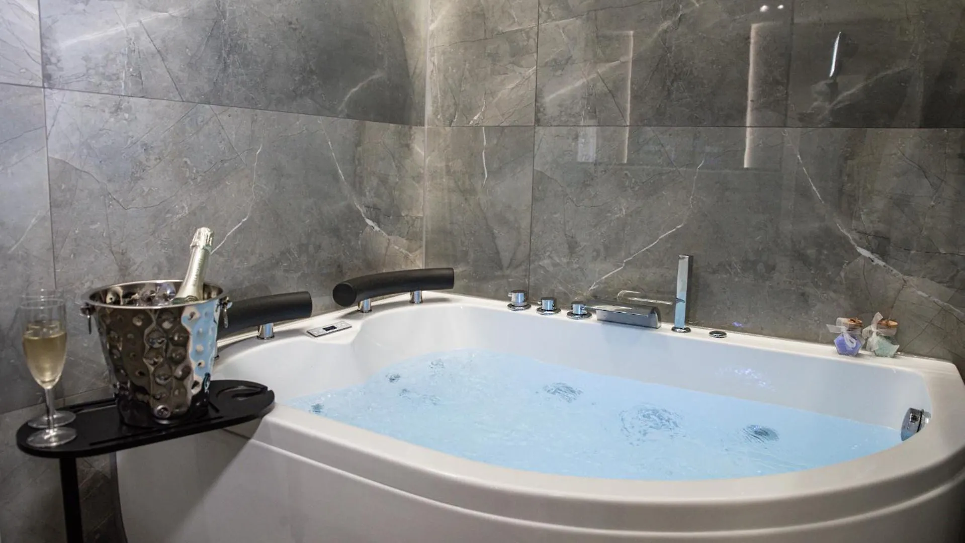 Karma6Rooms - In Sicilia Nel Centro Di Katanya 0*,  İtalya